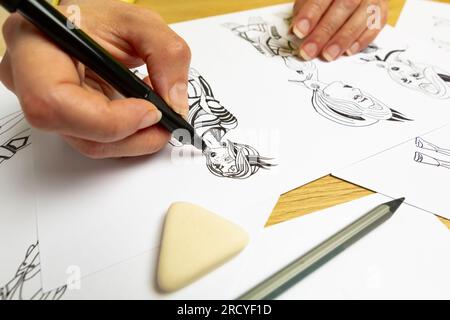Der Künstler zeichnet auf Papier für Computerspiele oder Comics. Stockfoto