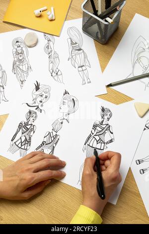 Der Künstler zeichnet auf Papier für Computerspiele oder Comics. Stockfoto