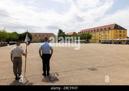 17. Juli 2023, Baden-Württemberg, Müllheim: Général de Brigade Jean Philippe Leroux, scheidender Befehlshaber der deutsch-französischen Brigade, steht auf dem Paradeplatz der Baracke Robert Schuman und spricht. Aufgrund seiner binationalen Struktur wechselt das Kommando der deutsch-französischen Brigade alle zwei Jahre zwischen Frankreich und Deutschland. Der Kommandeur der französischen Brigade übergibt nun das Kommando an seinen deutschen Nachfolger. Gleichzeitig wird auch der Posten des stellvertretenden Brigadekommandanten übergeben. Foto: Philipp von Ditfurth/dpa Stockfoto