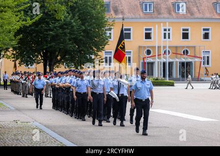 17. Juli 2023, Baden-Württemberg, Müllheim: Deutsche und französische Soldaten marschieren über das Paradegelände der Robert-Schuman-Baracke. Aufgrund seiner binationalen Struktur wechselt das Kommando der deutsch-französischen Brigade alle zwei Jahre zwischen Frankreich und Deutschland. Der Kommandeur der französischen Brigade übergibt nun das Kommando an seinen deutschen Nachfolger. Gleichzeitig wird auch der Posten des stellvertretenden Brigadekommandanten übergeben. Foto: Philipp von Ditfurth/dpa Stockfoto