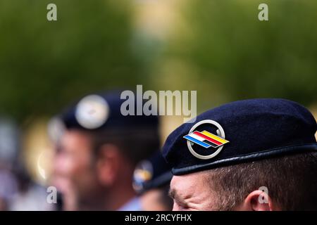 17. Juli 2023, Baden-Württemberg, Müllheim: Deutsche und französische Soldaten stehen auf dem Paradeplatz der Robert-Schuman-Baracke. Aufgrund seiner binationalen Struktur wechselt das Kommando der deutsch-französischen Brigade alle zwei Jahre zwischen Frankreich und Deutschland. Der Kommandeur der französischen Brigade übergibt nun das Kommando an seinen deutschen Nachfolger. Gleichzeitig wird auch der Posten des stellvertretenden Brigadekommandanten übergeben. Foto: Philipp von Ditfurth/dpa Stockfoto