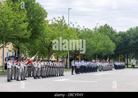 17. Juli 2023, Baden-Württemberg, Müllheim: Deutsche und französische Soldaten stehen auf dem Paradeplatz der Robert-Schuman-Baracke. Aufgrund seiner binationalen Struktur wechselt das Kommando der deutsch-französischen Brigade alle zwei Jahre zwischen Frankreich und Deutschland. Der Kommandeur der französischen Brigade übergibt nun das Kommando an seinen deutschen Nachfolger. Gleichzeitig wird auch der Posten des stellvertretenden Brigadekommandanten übergeben. Foto: Philipp von Ditfurth/dpa Stockfoto