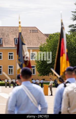 17. Juli 2023, Baden-Württemberg, Müllheim: Général de Brigade Jean Philippe Leroux, scheidender Befehlshaber der deutsch-französischen Brigade, steht auf dem Paradeplatz der Baracke Robert Schuman und spricht. Aufgrund seiner binationalen Struktur wechselt das Kommando der deutsch-französischen Brigade alle zwei Jahre zwischen Frankreich und Deutschland. Der Kommandeur der französischen Brigade übergibt nun das Kommando an seinen deutschen Nachfolger. Gleichzeitig wird auch der Posten des stellvertretenden Brigadekommandanten übergeben. Foto: Philipp von Ditfurth/dpa Stockfoto
