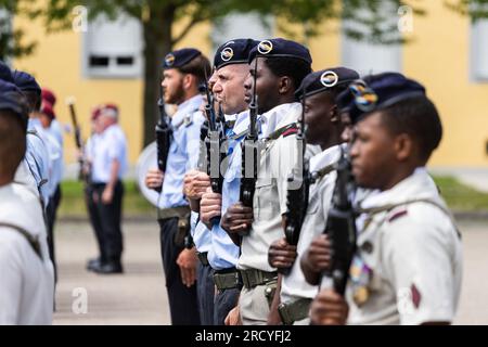 17. Juli 2023, Baden-Württemberg, Müllheim: Deutsche und französische Soldaten stehen auf dem Paradeplatz der Robert-Schuman-Baracke. Aufgrund seiner binationalen Struktur wechselt das Kommando der deutsch-französischen Brigade alle zwei Jahre zwischen Frankreich und Deutschland. Der Kommandeur der französischen Brigade übergibt nun das Kommando an seinen deutschen Nachfolger. Gleichzeitig wird auch der Posten des stellvertretenden Brigadekommandanten übergeben. Foto: Philipp von Ditfurth/dpa Stockfoto