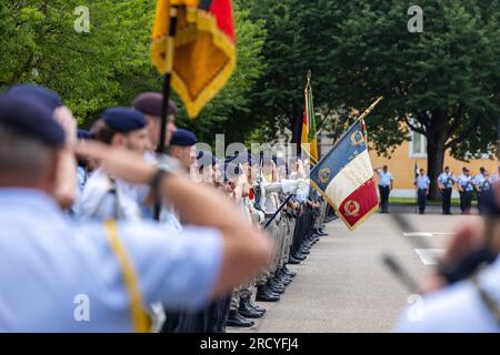 17. Juli 2023, Baden-Württemberg, Müllheim: Deutsche und französische Soldaten stehen auf dem Paradeplatz der Robert-Schuman-Baracke. Aufgrund seiner binationalen Struktur wechselt das Kommando der deutsch-französischen Brigade alle zwei Jahre zwischen Frankreich und Deutschland. Der Kommandeur der französischen Brigade übergibt nun das Kommando an seinen deutschen Nachfolger. Gleichzeitig wird auch der Posten des stellvertretenden Brigadekommandanten übergeben. Foto: Philipp von Ditfurth/dpa Stockfoto