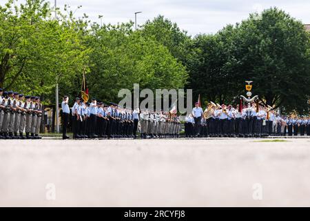 17. Juli 2023, Baden-Württemberg, Müllheim: Deutsche und französische Soldaten stehen auf dem Paradeplatz der Robert-Schuman-Baracken, während das Koblenzer Musikkorps an ihnen vorbeimarschiert. Aufgrund ihrer binationalen Struktur wechselt die Führung der deutsch-französischen Brigade alle zwei Jahre zwischen Frankreich und Deutschland. Der Kommandeur der französischen Brigade übergibt nun das Kommando an seinen deutschen Nachfolger. Gleichzeitig wird auch der Posten des stellvertretenden Brigadekommandanten übergeben. Foto: Philipp von Ditfurth/dpa Stockfoto