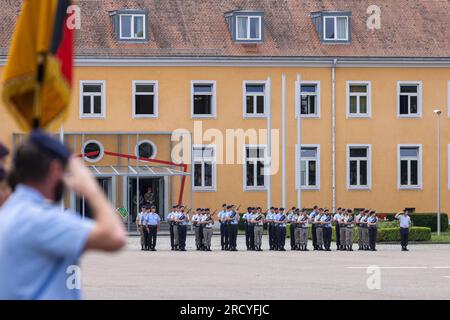 17. Juli 2023, Baden-Württemberg, Müllheim: Deutsche und französische Soldaten stehen auf dem Paradeplatz der Robert-Schuman-Baracke. Aufgrund seiner binationalen Struktur wechselt das Kommando der deutsch-französischen Brigade alle zwei Jahre zwischen Frankreich und Deutschland. Der Kommandeur der französischen Brigade übergibt nun das Kommando an seinen deutschen Nachfolger. Gleichzeitig wird auch der Posten des stellvertretenden Brigadekommandanten übergeben. Foto: Philipp von Ditfurth/dpa Stockfoto