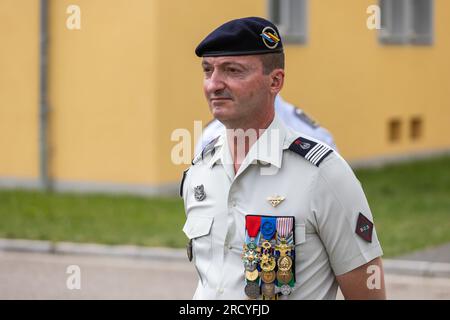 17. Juli 2023, Baden-Württemberg, Müllheim: Oberst Nicolas Riviére, der neue stellvertretende Befehlshaber der deutsch-französischen Brigade, steht auf dem Paradeplatz der Robert-Schuman-Baracke. Aufgrund seiner binationalen Struktur wechselt das Kommando der deutsch-französischen Brigade alle zwei Jahre zwischen Frankreich und Deutschland. Der Kommandeur der französischen Brigade übergibt nun das Kommando an seinen deutschen Nachfolger. Gleichzeitig wird auch der Posten des stellvertretenden Brigadekommandanten übergeben. Foto: Philipp von Ditfurth/dpa Stockfoto