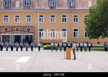 17. Juli 2023, Baden-Württemberg, Müllheim: Général de Brigade Jean Philippe Leroux, scheidender Befehlshaber der deutsch-französischen Brigade, steht auf dem Paradeplatz der Baracke Robert Schuman und spricht. Aufgrund seiner binationalen Struktur wechselt das Kommando der deutsch-französischen Brigade alle zwei Jahre zwischen Frankreich und Deutschland. Der Kommandeur der französischen Brigade übergibt nun das Kommando an seinen deutschen Nachfolger. Gleichzeitig wird auch der Posten des stellvertretenden Brigadekommandanten übergeben. Foto: Philipp von Ditfurth/dpa Stockfoto