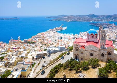 Panoramablick auf Ermoupoli und Ano Syra Städte auf Syros Insel, Kykladen Inseln, Griechenland, Europa. Stockfoto