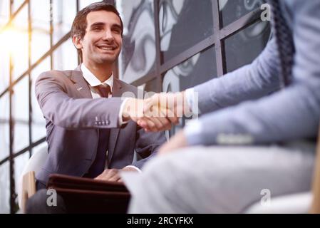 Geschäftsleute haben treffen um Tabelle im modernen Büro Stockfoto
