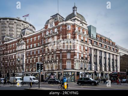 England, Großbritannien, November 2. 2022, Blick auf eine urbane Szene des Harvey Nichols Flagship Store in Knightsbridge Stockfoto