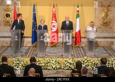 (230717) -- TUNIS, 17. Juli 2023 (Xinhua) -- Italienischer Premierminister Giorgia Meloni (1. R), tunesischer Präsident Kais Saied (2. R), niederländischer Premierminister Mark Rutte (1. L) und Präsidentin der Europäischen Kommission Ursula von der Leyen (2. L) Teilnahme an einer gemeinsamen Pressekonferenz im Anschluss an die Unterzeichnung einer Vereinbarung in Tunis (Tunesien) am 16. Juli 2023. Tunesien und die Europäische Union (EU) unterzeichneten am Sonntag gemäß dem tunesischen Ratsvorsitz eine Vereinbarung über strategische und umfassende Partnerschaft.Laut dem europäischen Fernsehzeitnetzwerk Euronews wurde die Vereinbarung für eine „Compra Stockfoto