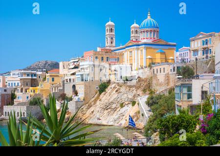 Panoramablick auf Ermoupoli und Ano Syra Städte auf Syros Insel, Kykladen Inseln, Griechenland, Europa. Stockfoto