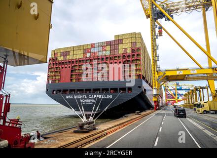 Bremerhaven, Deutschland. 17. Juli 2023. Der in China gebaute Mega-Frachter MSC Michel Cappellini liegt im Hafen. Das Containerschiff ist Teil der neuesten Generation von Schiffen, die von der Mediterranean Shipping Company gebaut wurden. Mit einer Länge von etwa 400 Metern, einer Breite von etwa 61 Metern und einem Gesamtfassungsvermögen von 24.346 Standardcontainern ist es eines der größten Containerschiffe, die je gebaut wurden. Das Schiff wurde am 17. Juli getauft. Kredit: Sina Schuldt/dpa/Alamy Live News Stockfoto