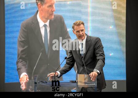 Bremerhaven, Deutschland. 17. Juli 2023. Soren Toft, Managing Director der Mediterranean Shipping Company (MSC), spricht bei der Taufe des in China gebauten Megafrachters „MSC Michel Cappellini“. Das Containerschiff ist Teil der neuesten Generation von Schiffen der MSC-Schifffahrtsgesellschaft. Mit einer Länge von etwa 400 Metern, einer Breite von etwa 61 Metern und einem Gesamtfassungsvermögen von 24.346 Standardcontainern ist es eines der größten Containerschiffe, die je gebaut wurden. Kredit: Sina Schuldt/dpa/Alamy Live News Stockfoto