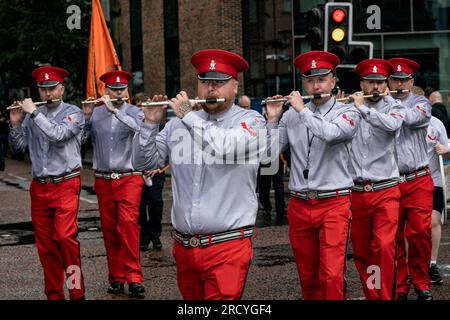 Mitglieder der Shankill Road Sons of Ulster Flöte-Band marschieren im Rahmen der jährlichen Parade-Saison im Juli 12. durch das Stadtzentrum von Belfast. Im Juli findet die jährliche Marschzeit der Loyalisten statt, wie sie von den protestantischen gewerkschaftlichen Gemeinschaften Nordirlands in Gedenken an einen jahrhundertealten militärischen Sieg des protestantischen Königs William von Orange über den katholischen König James den Zweiten praktiziert wird. Die Saison gipfelt mit einem Tag voller Paraden im Norden am 12. Juli nach den Feierlichkeiten am Elften Lagerfeuer in der Nacht zuvor. (Foto: Graham Martin/SOPA Images/Sipa USA) Stockfoto