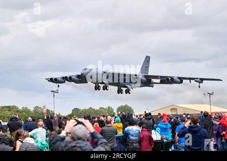 Die massive Boeing B52 Stratofortress startet in Fairford während der RIAT 2023 Airshow Stockfoto