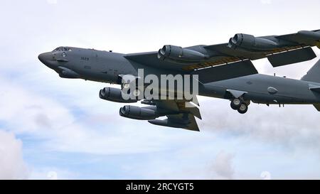 Die massive Boeing B52 Stratofortress startet in Fairford während der RIAT 2023 Airshow Stockfoto