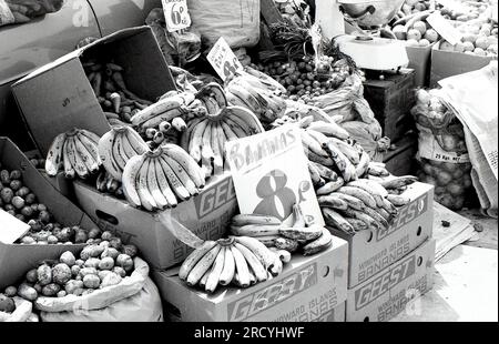 Hände von Geest-Bananen zum Verkauf an einem Obst- und Gemüsestand auf dem Bolney-Markt in West Sussex, England, am 27. Juni 1976. Die Firma Geest verkaufte 1995 ihr Bananengeschäft. Stockfoto