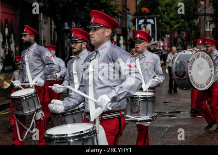 12. Juli 2023, Belfast, Irland: Mitglieder der Shankill Road Sons of Ulster Flöte Band marschieren im Rahmen der jährlichen Parade-Saison am 12. Juli durch das Stadtzentrum von Belfast. Im Juli findet die jährliche Marschzeit der Loyalisten statt, wie sie von den protestantischen gewerkschaftlichen Gemeinschaften Nordirlands in Gedenken an einen jahrhundertealten militärischen Sieg des protestantischen Königs William von Orange über den katholischen König James den Zweiten praktiziert wird. Die Saison gipfelt mit einem Tag voller Paraden im Norden am 12. Juli nach den Feierlichkeiten am Elften Lagerfeuer in der Nacht zuvor. (Bild: © Graham Martin Stockfoto