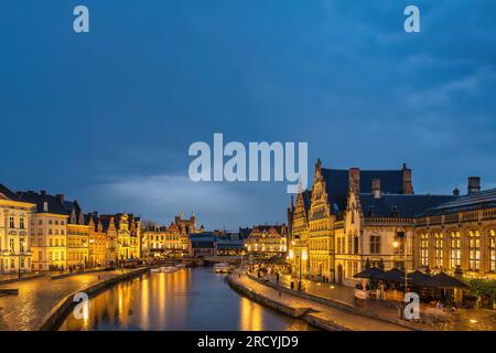 Gent Belgien, nächtliche Skyline der Stadt an der St. Michael's Bridge (Sint-Michielsbrug) mit Leie River und Korenlei Stockfoto