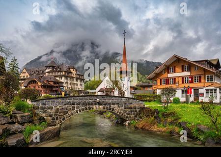 Kandersteg Schweiz, Skyline am Kander River und Evangelische Kirche Stockfoto