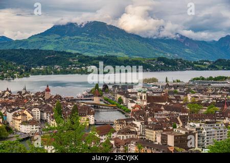 Luzern, Schweiz, Blick auf die Skyline der Stadt von der Kapellbrücke, den Fluss Reuss und den Vierwaldstättersee Stockfoto