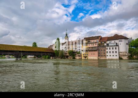 Olten Schweiz, die Skyline der Stadt an der Alten Brücke (Brucke) und dem Fluss Aare Stockfoto