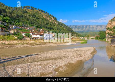 Die Gorica-Brücke in Berat, Albanien, verbindet alte Viertel über den Osum River. Es ist ein charmantes und historisches Symbol der Stadt mit ihrer Schönheit Stockfoto