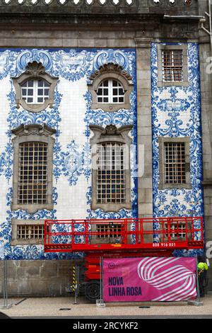 Scherenhubplattform neben der mit Asulejo-Fliesen bedeckten Seitenwand der Kirche Igreja do Carmo, Porto/Porto, Portugal Stockfoto