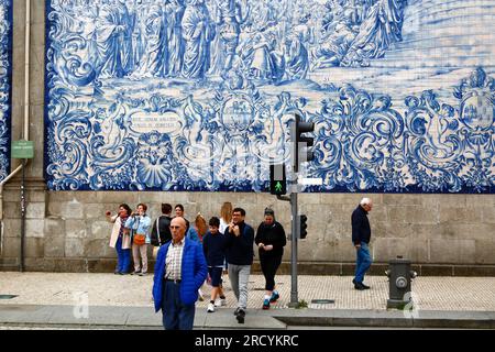 Touristen vor den Asulejos / Keramikfliesen an der Seitenwand der Kirche Igreja do Carmo, Porto / Porto, Portugal Stockfoto