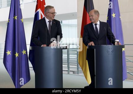 Berlin, Deutschland, 10. Juli 2023. Der australische Ministerpräsident Anthony Albanese wird vom deutschen Bundeskanzler Olaf Scholz mit militärischen Auszeichnungen empfangen. Stockfoto