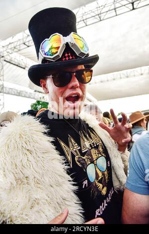 Ein Besucher des BottleRock Festivals, in Kostümen und bereit zum Rocken. Stockfoto