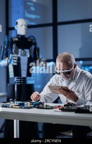 Vertikales Bild eines Fachingenieurs, der Computersysteme im Labor entwickelt Stockfoto