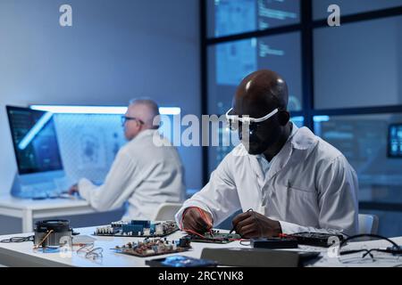 Ingenieure, die mit Computer- und Computerdetails arbeiten, um künstliche Intelligenz im Labor zu entwickeln Stockfoto