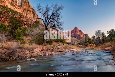 Der Wächter und der Virgin River Valley in Zion Nationalpark, Utah, USA. Stockfoto