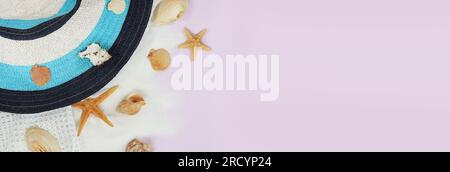 Strandmütze, Mesh und Sand mit Muscheln auf pinkfarbenem Hintergrund im Sommer, Kopierbereich, minimalistischer Style. Strandhintergrund, Draufsicht. Hintergrund für Layouts Stockfoto