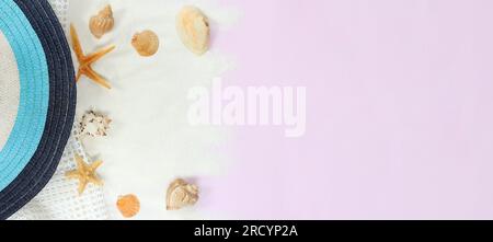 Strandmütze, Mesh und Sand mit Muscheln auf pinkfarbenem Hintergrund im Sommer, Kopierbereich, Draufsicht, minimalistischer Style Stockfoto