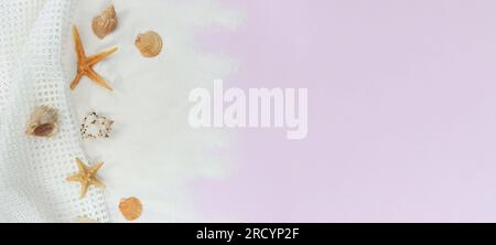 Strandhintergrund, Draufsicht. Muscheln auf pinkfarbenem Hintergrund mit Sand und einem Netzbeutel. Sand mit Seestern und Muscheln. Das Konzept des Tourismus, Urlaub A Stockfoto