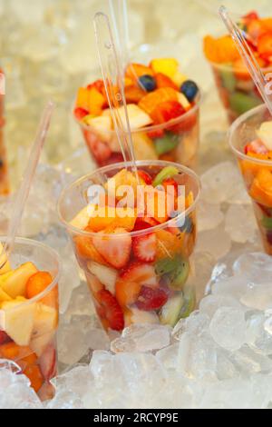 Frischer Obstsalat in Kunststoffbechern zum Verkauf Stockfoto
