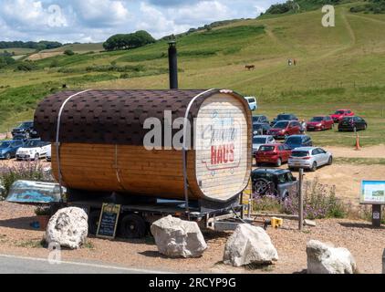 Eine mobile Saunakabine am Strand in Seatown, in der Nähe von Chideock, Bridport, Dorset Stockfoto