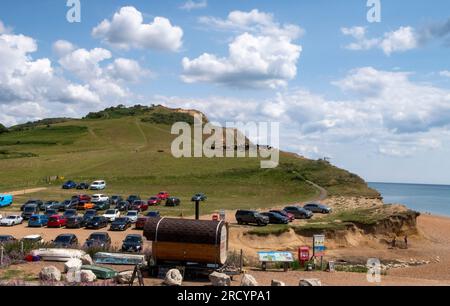 Eine mobile Saunakabine neben dem Parkplatz und dem Strandufer in Seatown, in der Nähe von Chideock, Bridport, Dorset Stockfoto