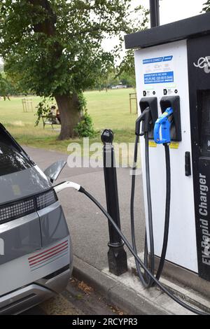 Evolt Schnellladestation für Elektroautos, Cambridge UK, Juli 2023 Stockfoto
