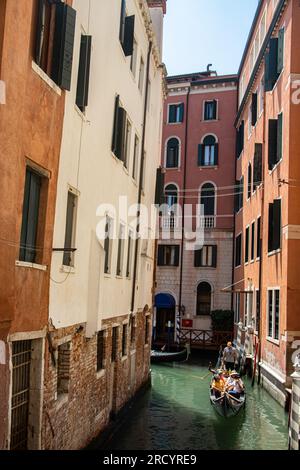 Eine faszinierende Mischung aus Touristen, Gondeln und engen Gassen. Die einheimische Bevölkerung lebt inmitten atemberaubender Architektur und bezauberndem Venetien Stockfoto