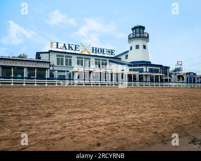 Sylvan Beach, New York - 2. Juli 2023: Landschaftsblick auf das Lake House am Sylvan Beach mit Blick auf den Oneida Lake, das Lake House ist Casino und 18+ Rest Stockfoto