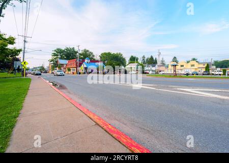 Sylvan Beach, New York - 4. Juli 2023: Landschaftsansicht der Bridge Street im Sylvan Beach Village im Oneida County. Stockfoto