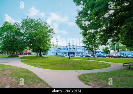 Sylvan Beach, New York - 4. Juli 2023: Landschaft Ultra Wide View of the Lake House at Sylvan Beach mit Blick auf den Oneida Lake, das Lake House ist Casino A Stockfoto