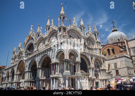 Details des Markusdoms oder der Basilika di San Marco auf Italienisch, goldene Mosaiken, aufwendige Schnitzereien und Statuen schmücken das Dach von St. Marks Stockfoto