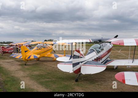 Hasselt. Limburg – Belgien 27-08-2022 einmotoriges Flugzeug vor dem Start auf der Piste. Öffentliche Luftshow von Oldtimer-Flugzeugen auf dem Grasflugplatz Stockfoto